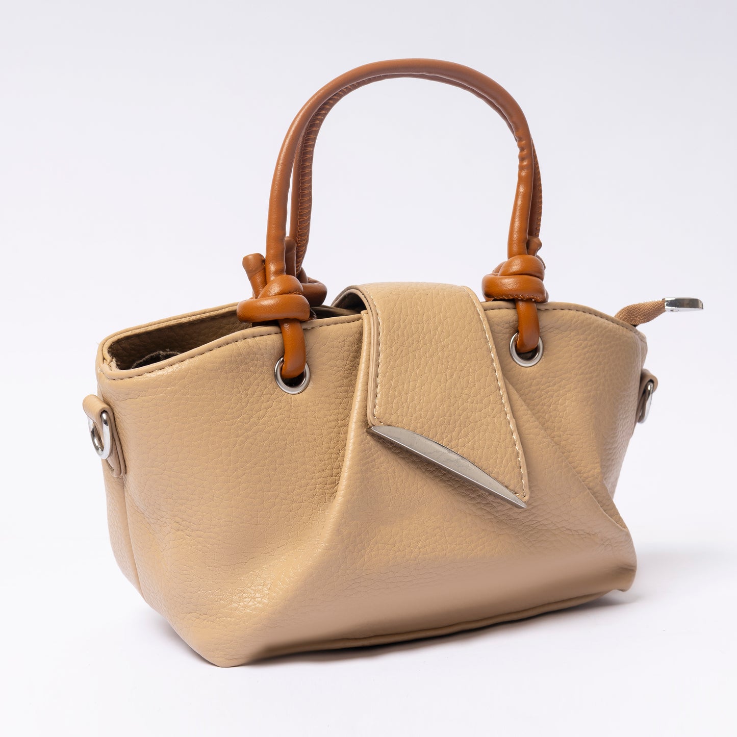 "Avérie Knot Bag Caramel Taupe side view and structured shape"