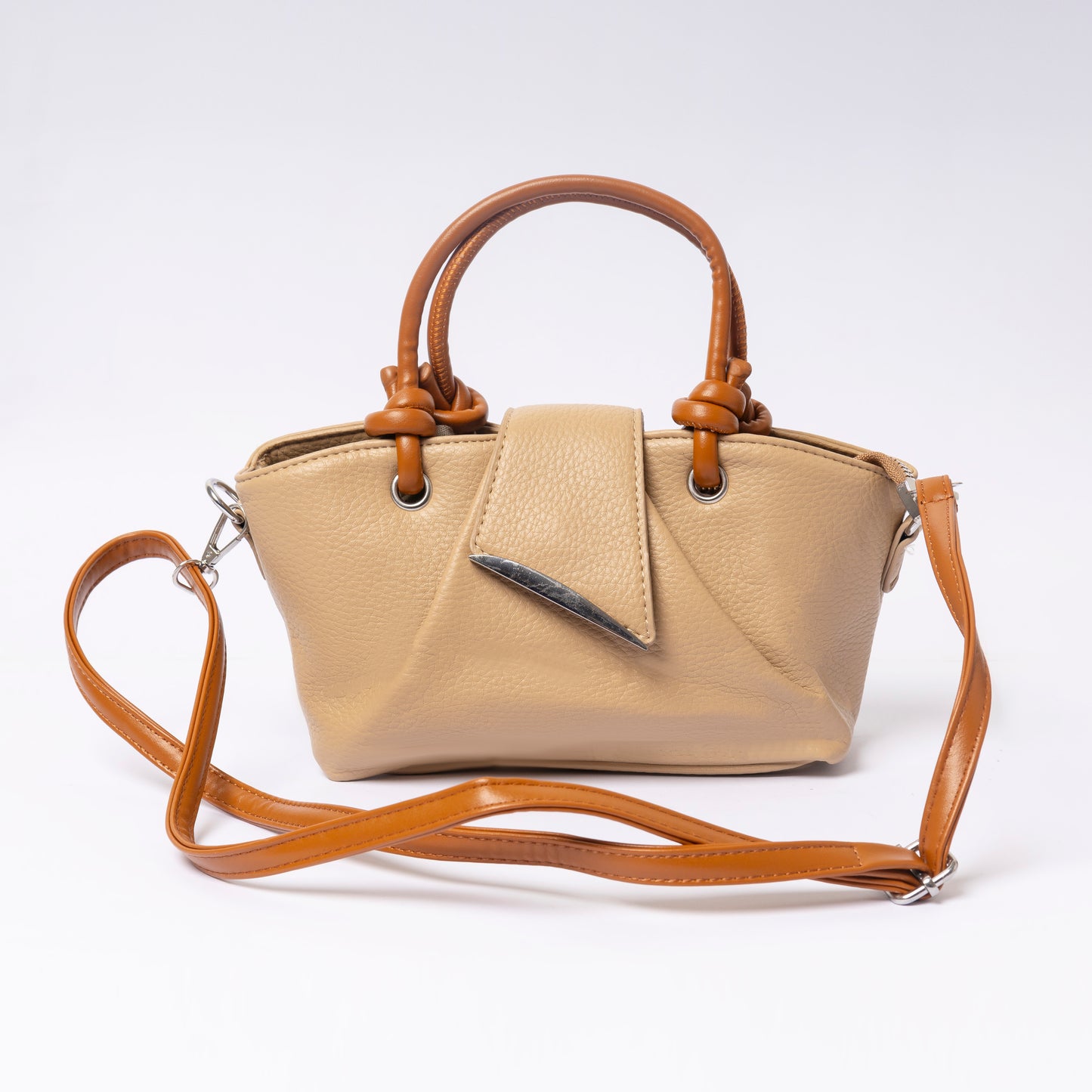 "Avérie Knot Bag Caramel Taupe interior compartment and pockets"