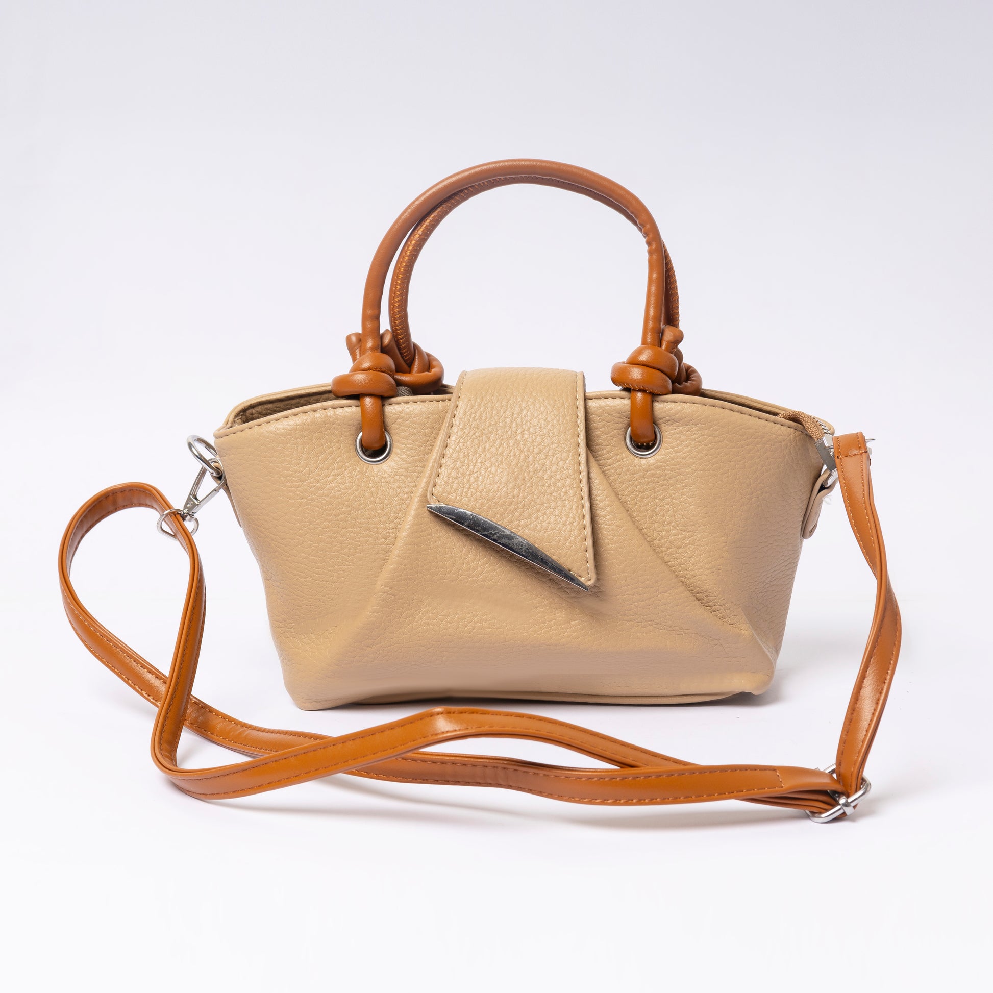 "Avérie Knot Bag Caramel Taupe interior compartment and pockets"