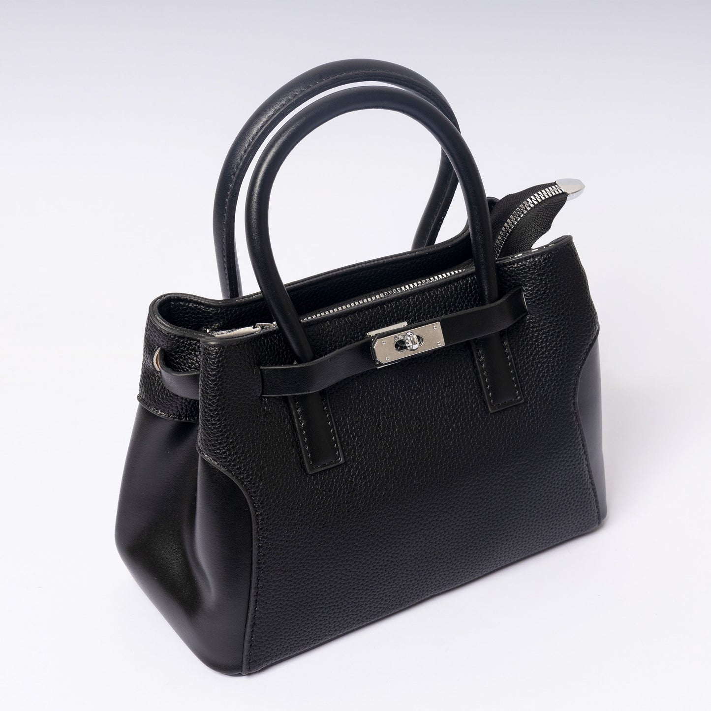 Calára Noir Luxe hardware and clasp detail"