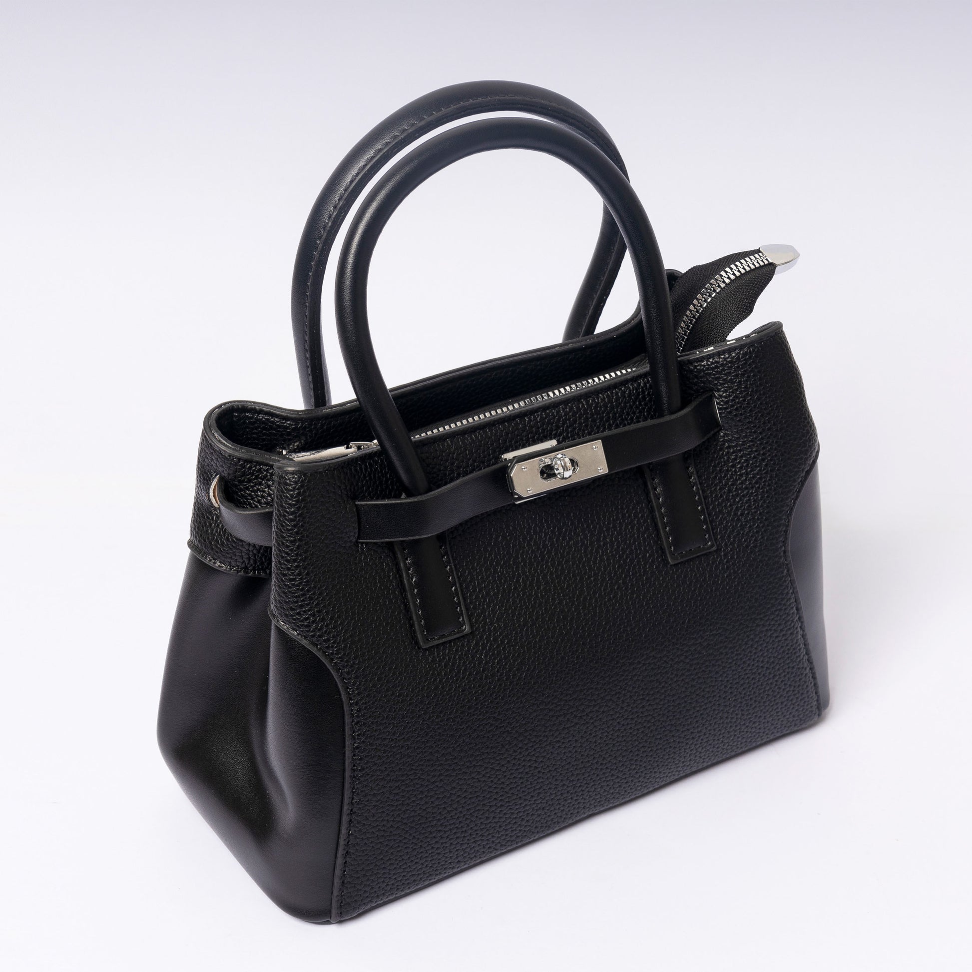 Calára Noir Luxe hardware and clasp detail"